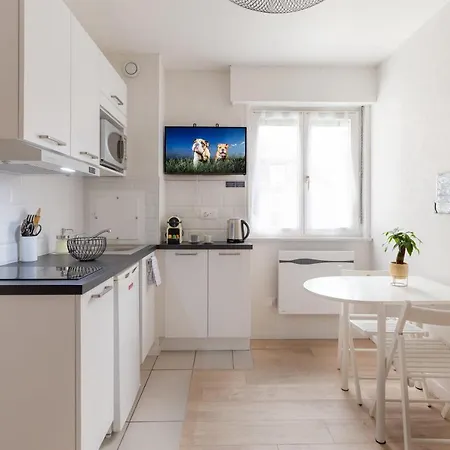 Travel Homes - Grand Rue, Petite Venise - Compact & Cosy - Lit Mural *