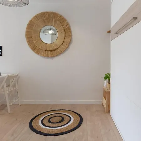 Апартаменты Travel Homes - Grand Rue, Petite Venise - Compact & Cosy - Lit Mural